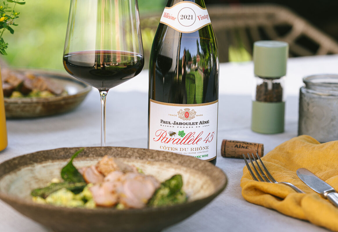 Свинско бонфиле, приготвено на Weber Master Touch BBQ и картофени ньоки с песто от кейл и чипс от салвия